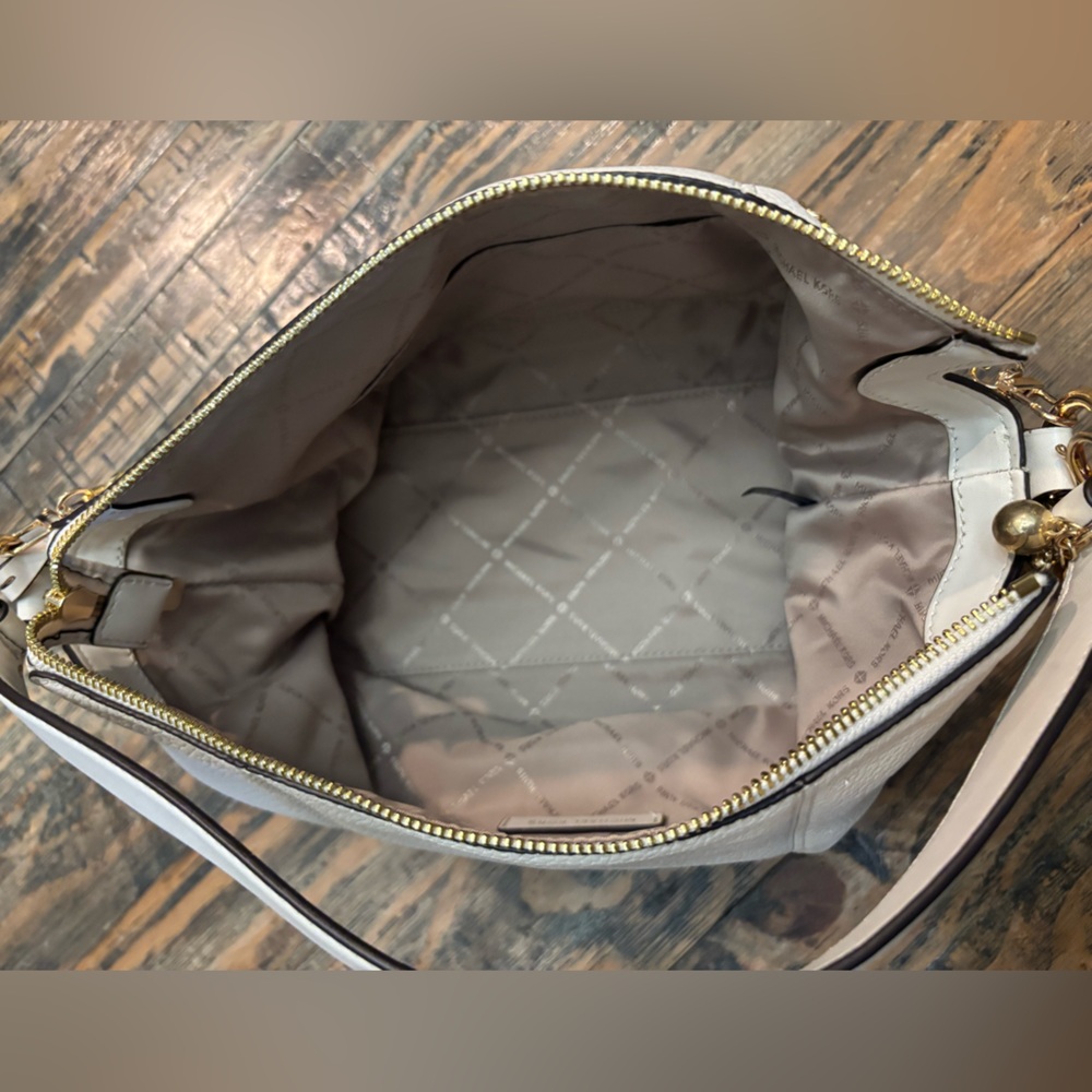 MICHAEL KORS Brooke Cream Medium Pebbled
Leather Bag - Picture 8 of 11